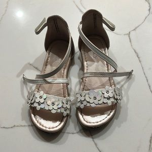 Sandals with white flowers